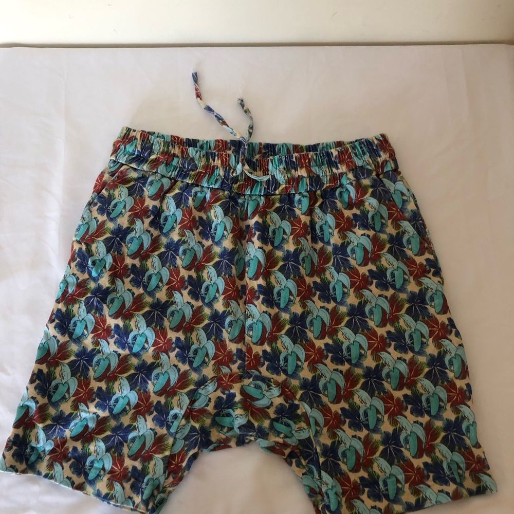 HAYLEY ELSAESSER Vibrant Blue and Red Athletic Shorts with Relaxed Fit